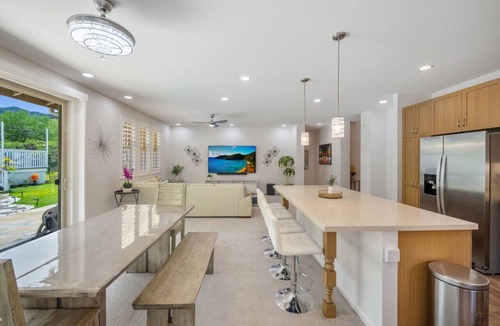 Makaha Valley House | 3 BDRM, Near beach, Free Prking, HotTub, Pool, Gym