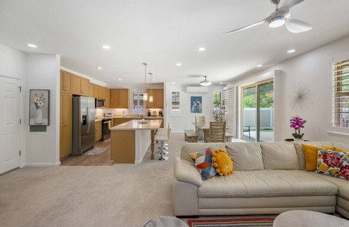 Makaha Valley House | 3 BDRM, Near beach, Free Prking, HotTub, Pool, Gym