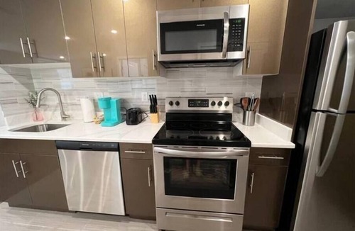 Logan Square Apartment | 306 Deluxe King suite in the center city