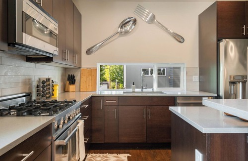 Fremont House | 3BR/2.5BA Modern Townhome, City view, Free Parking, EV Charger