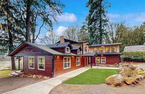 Oak Grove House | 3BR river-view with deck, grill, & firepit