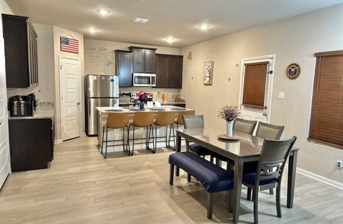 Southside House | 5 Bedroom Sleeps 16 Game Room 3mi to Lackland BMT 11 mi to SeaWorld