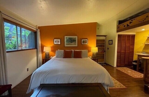 Volcano Apartment | A Private Getaway in the Rainforest. One mile from Volcano National Park.