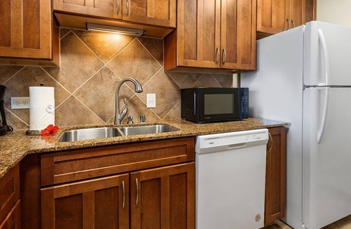 Historic Kailua Village Condo | 🏖️AC | Easy Walk to Restaurants Shopping | Concierge Included
