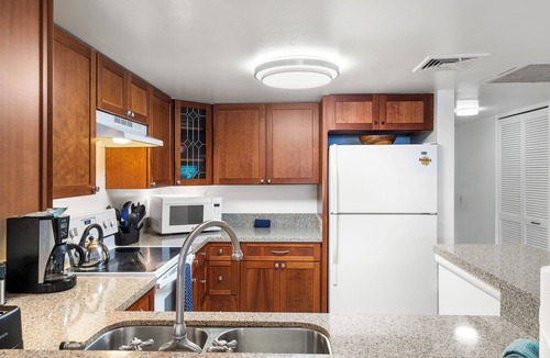 Kahaluu Bay Condo | 🏖️Across from Magic Sands Beach | Kona 2BR Condo w/AC, Lanai, Pool & Sauna