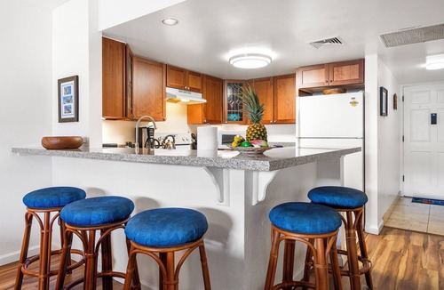 Kahaluu Bay Condo | 🏖️Across from Magic Sands Beach | Kona 2BR Condo w/AC, Lanai, Pool & Sauna