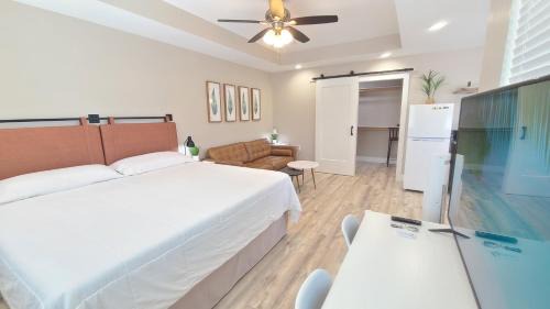 Keaau House | Air Conditioned Studio King Bed Free Laundry