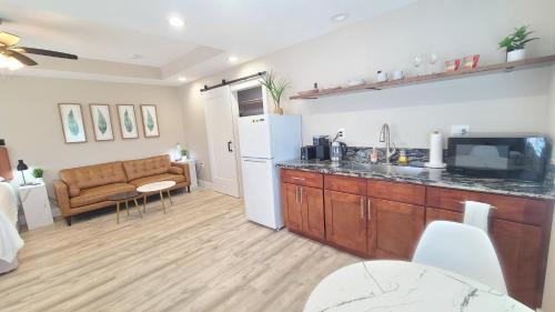 Keaau House | Air Conditioned Studio King Bed Free Laundry