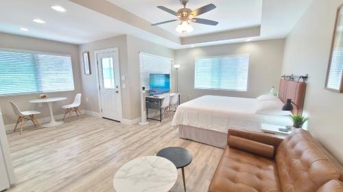Keaau House | Air Conditioned Studio King Bed Free Laundry