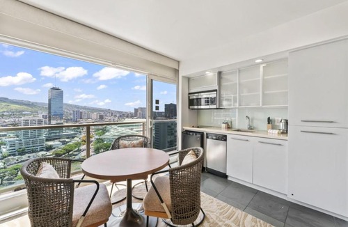 Ala Moana Apartment | Ala Moana Hotel 2026 near beach King bed