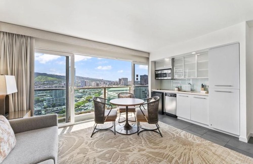 Ala Moana Apartment | Ala Moana Hotel 2026 near beach King bed