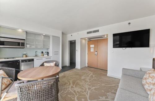 Ala Moana Apartment | Ala Moana Hotel 2026 near beach King bed