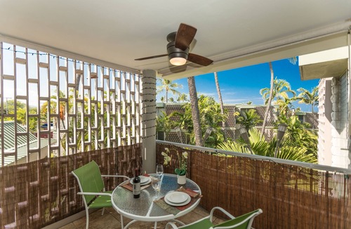 Kailua-Kona Condo | 🌴Alii Villas 301 Lovely garden unit with partial ocean view from the lanai. 🌴