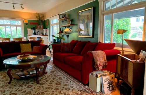 Siskiyou-Hargadine Historic District Bed & Breakfast | Ashland's Premier Eco-B&B: Dog-friendly Queen Bed Room with Separate Entrance (Pertelote)