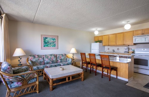 Waikiki Condo | Aston Waikiki Banyan 1BMV4 | Mountain Views – Pool & Hot Tub