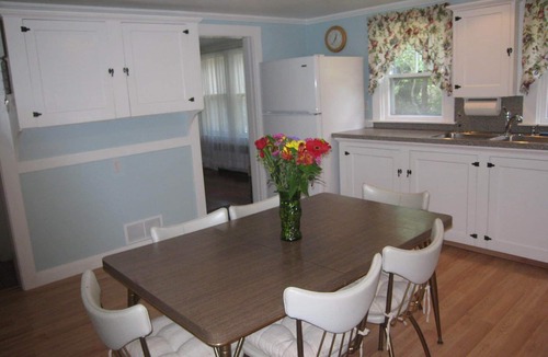 West Hyannisport House | Baby & Pet Friendly, Central AC, 4 BR sleeps 8, Traveling Nurse Welcome