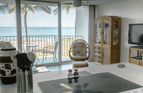 Maili Condo | Beachfront Condo