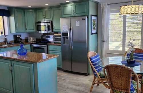 Kihei Condo | Beachfront Direct Ocean Views, End Unit, AC, Wi-Fi TVs, Elevator, Free Parking