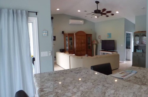 Kailua House | Beautiful 1-bedroom house in charming Kailua with AC, WiFi and private pool