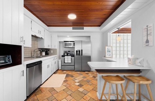 Laurel House | Beautiful Nokomis Beach Cottage. Walk to Beach w/Tranquil & Private Patio