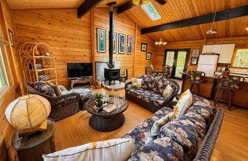 Volcano House | Beautiful Volcano Getaway With Hot Tub Near National Park