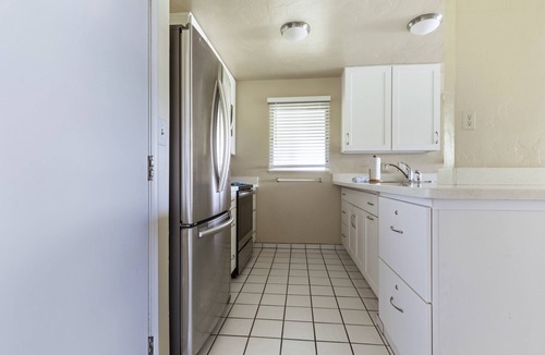 Wailua Hotel | Best Choice! Unit with Kitchen, Outdoor Pool, Free Parking Onsite!