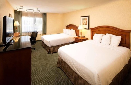 Wenatchee Hotel | Best Pick! Comes with Free Parking On-site and Pool! Pets Allowed!
