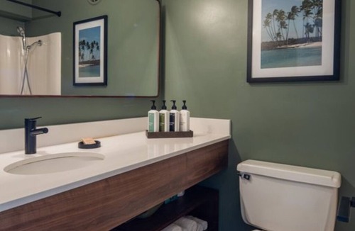 Historic Kailua Village Hotel | Bikes, Yoga Session, Pool & Garden Peace – All You Need for an Island Recharge