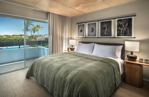 Historic Kailua Village Hotel | Bikes, Yoga Session, Pool & Garden Peace – All You Need for an Island Recharge