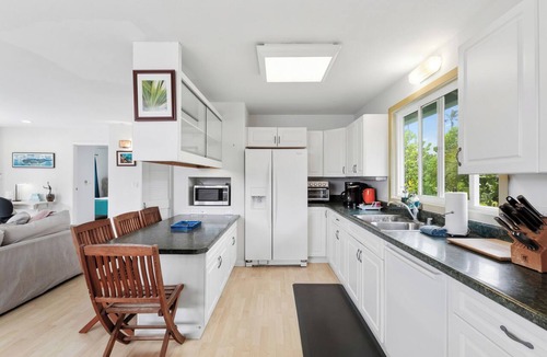 Kailua Apartment | Bright boutique 2BR beachfront retreat on Kailua Beach