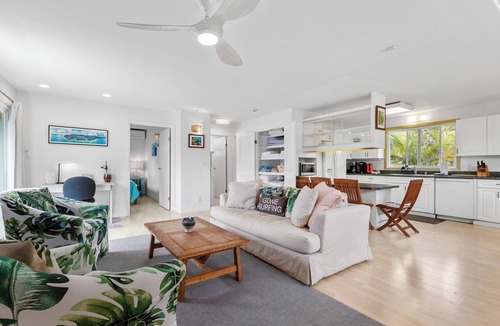 Kailua Apartment | Bright boutique 2BR beachfront retreat on Kailua Beach
