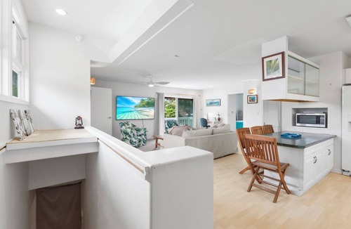 Kailua Apartment | Bright boutique 2BR beachfront retreat on Kailua Beach