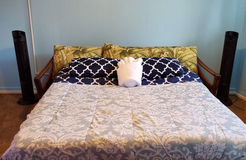 Wailuku Apartment | Budget Downtown Studio-E w/Queen Bed, Micro-Kitchen AC, WIFI & 4 free Streamers