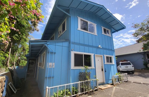 Wailuku Apartment | Budget Downtown Studio-K w/Queen Bed, Micro-Kitchen AC, WIFI & 4 free Streamers