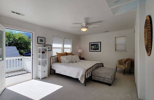 Historic Railroad District Cottage | Casa Amore Cottage~ Close to OSF, with Gorgeous Outdoor Space