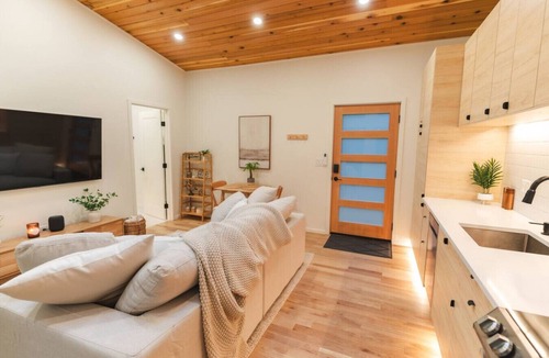 Monroe House | Cedar Hollow - Sauna/Cold Plunge + Hot Tub
