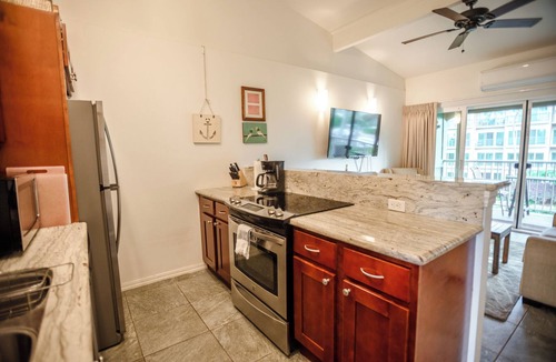 Kapaa Condo | Central location, Steps from Ocean! Kapaʻa with WiFi, AC
