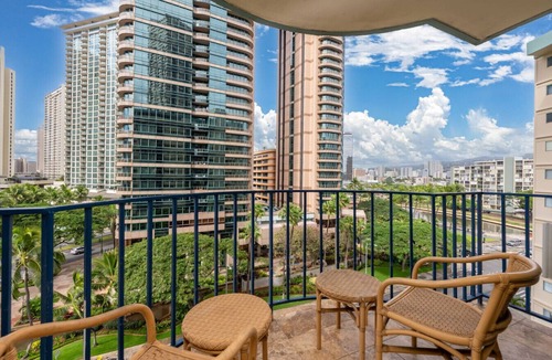 Waikiki Apartment | Central Waikiki Bch Gear, Parking, Kitchen, King