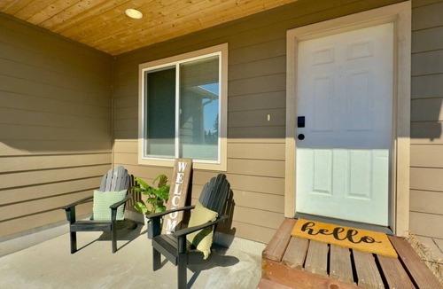 Grand Mound House | Centralia home minutes to NW Sports Hub. Modern three bedroom - primary ensuite. Two additional bedrooms with second full bathroom. Full kitchen. Fully fenced backyard with covered patio. In home laundry - full size washer/dryer. Parking - 4 cars
