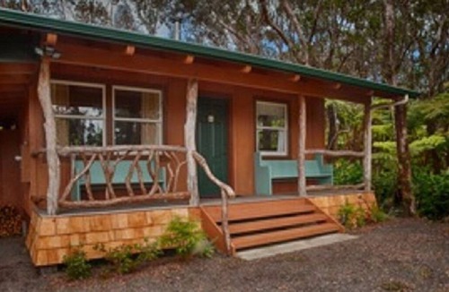 Volcano House | Charming 2 Bedroom Cottage Walking Distance from Volcano Village
