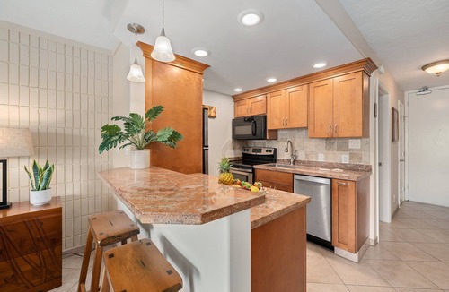 Historic Lahaina Front Street House | Charming mountain-view studio perfect for a romantic escape-Lahaina Shores 514