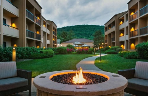 Mahwah House | Check out Ramapo Valley County Reservation! 3 Units with FREE Parking! Pool!
