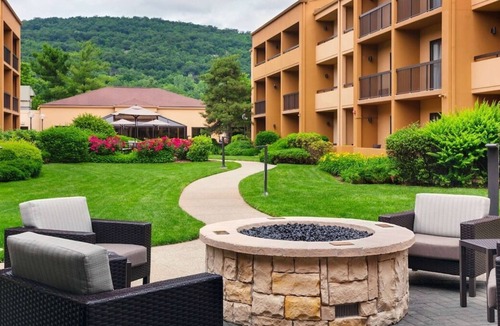 Mahwah House | Check out Ramapo Valley County Reservation! 3 Units with FREE Parking! Pool!