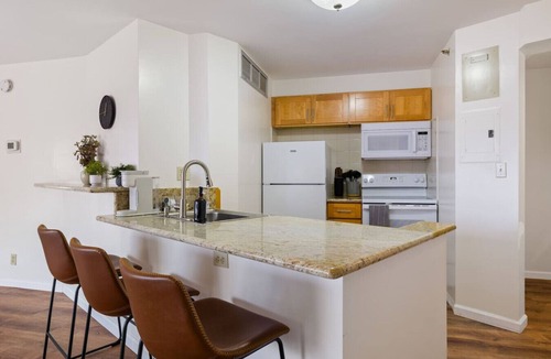 Downtown Honolulu Apartment | Chic Downtown Honolulu Retreat – Free Parking