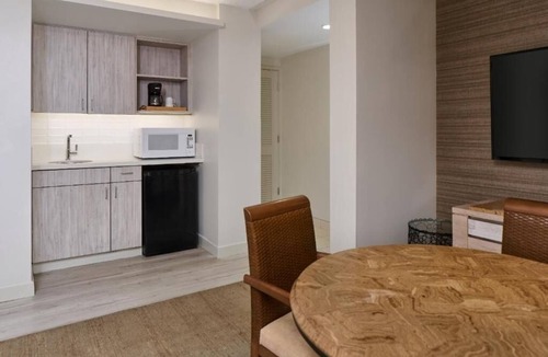 Diamond Head - Kapahulu - St. Louis Hotel | Classic 1-Bedroom Suite | Kaimana Beach Hotel | Steps to the Beach