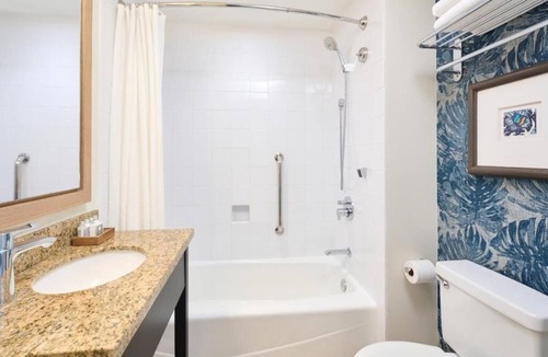 Diamond Head - Kapahulu - St. Louis Hotel | Classic Queen by the Beach | Oceanfront Access | Minutes to Waikiki Aquarium