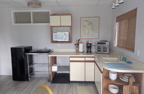Kahaluu-Keauhou Apartment | Comfortable and spacious one bedroom Ohana unit with Cal King Bed, pool access.