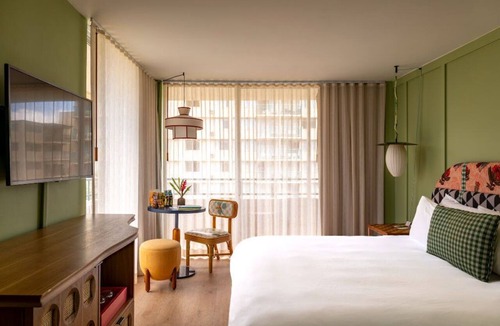 Waikiki Hotel | Corner King Room with Lanai – Spacious City Views