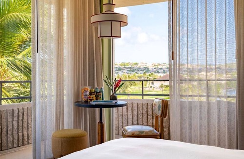 Waikiki Hotel | Corner King Room with Lanai – Spacious City Views