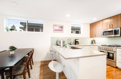 Fremont House | Corner Townhome with Rooftop Deck - Free WiFi & Washer/Dryer - Walker’s Paradise